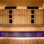 أرفف في غرفة البخار مع الضوء