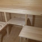 أرفف في غرفة بخار على مستويين بأيديهم