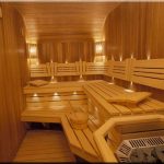 أرفف في الحمام بأيديهم مصنوعة من الخشب