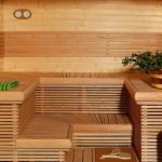 أرفف في غرفة البخار مصنوعة من الخشب بأيديهم