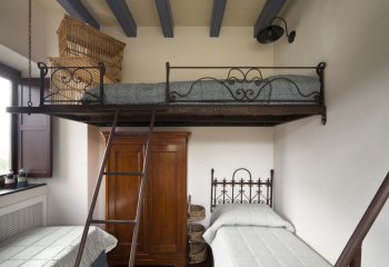 سرير واحد ونصف مع عناصر مزورة