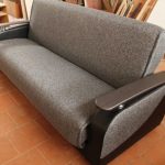 كتاب أريكة رمادية بسيطة لغرفة صغيرة