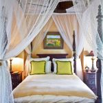 مظلة شفافة جميلة على السرير