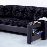 أريكة باللون الأزرق والأسود مع قسم للسحب