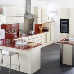 مطبخ حديث باللون الأبيض