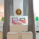 مظلة سوداء وبيضاء في غرفة نوم حديثة