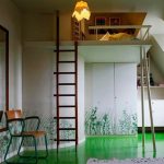 غرفة أنيقة مع سرير تحت السقف