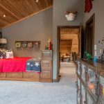 سرير أنيق لصبي مع أدراج وطاولات جانبية