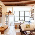 تصميم أنيق للغرفة مع سرير تحت السقف