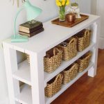 طاولة مع أرفف للأحذية في القاعة