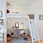 سرير أبيض مريح تحت السقف في مكانه