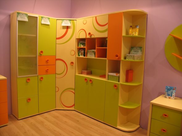 خزانة من الخشب المضغوط