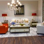 غرفة معيشة مريحة مع أرائك ملونة وزخارف نباتية