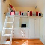 بنيت في سرير خشب أبيض