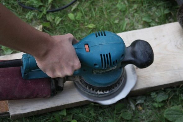 الفراغات هي الأرض بعناية.