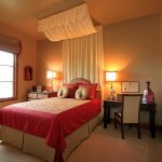 مظلة بيضاء فوق السرير تزين الجدار