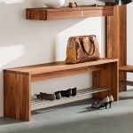 أنابيب الحديد التي شنت في مقاعد البدلاء في الردهة