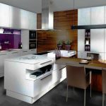 مطبخ أبيض مع خزائن عالية وجزيرة