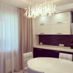 المطبخ الأبيض الأرجواني إلى السقف