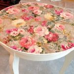 مائدة مستديرة بيضاء مزينة باستخدام تقنية decoupage