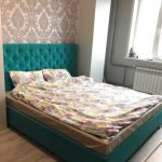 سرير فيروزي مزود بمقرنة للعربة الأمامية داخل الأعمدة