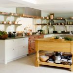 مطبخ كبير مع أرفف مفتوحة وجزيرة في الوسط.