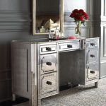 طاولة مكياج كبيرة مع أسطح المرآة