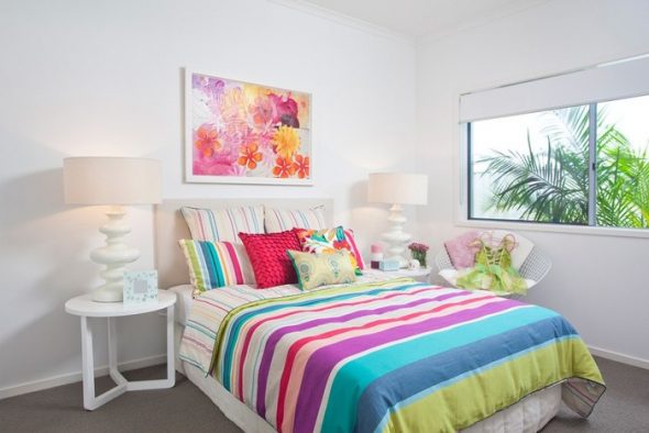 العديد من الوسائد الملونة