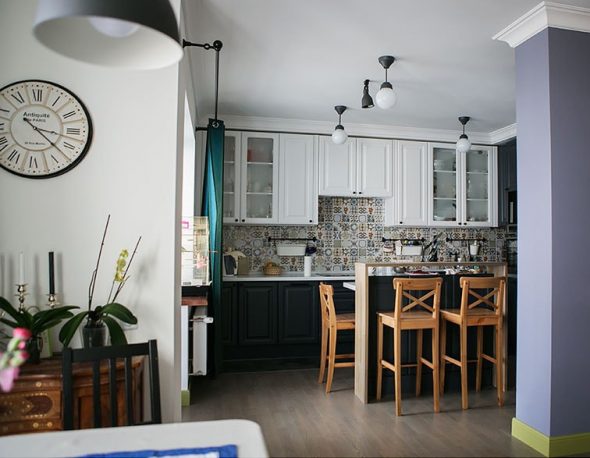 مطبخ أبيض وأسود مع جبهات MDF