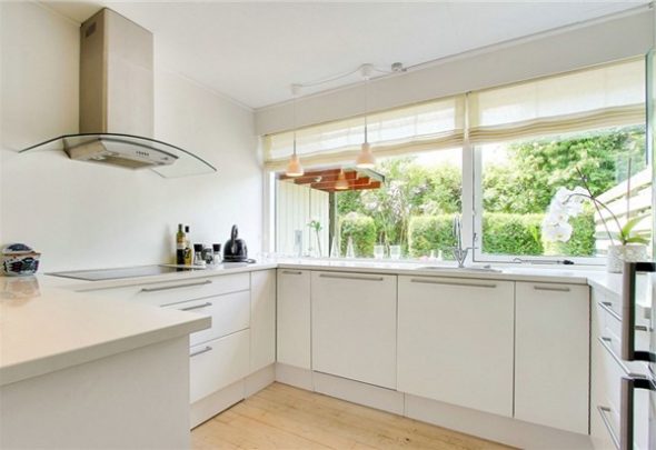 مطبخ من طابق واحد مع نافذة كبيرة