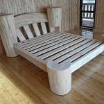 سرير ريفي مصنوع من الخشب