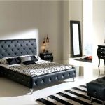 ديكور السرير والبراز المبطن في غرفة النوم