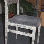 Decoupage หนังสือพิมพ์ง่ายๆเพื่ออัพเดตเก้าอี้เก่า