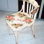 เก้าอี้ Decoupage ดอกไม้กับเทวดา