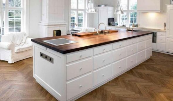 كونترتوب خشبي في المطبخ الثلج الأبيض