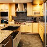 خزائن خشبية إلى السقف في المطبخ