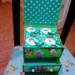 خزانة من الكرتون للأطفال ذات أدراج باللون الأخضر