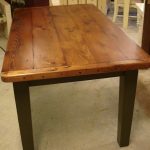 صورة طاولة المطبخ محلية الصنع مصنوعة من الخشب