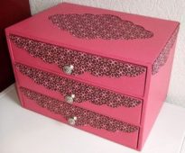 خزانة ذات أدراج وظيفية ومشرقة ومزخرفة بشكل غني