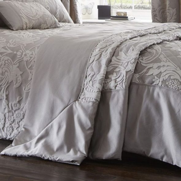 سرير جميل لتزيين غرفة النوم