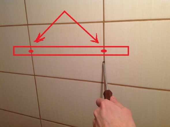 من الأفضل القيام بالثقوب في مفاصل البلاط