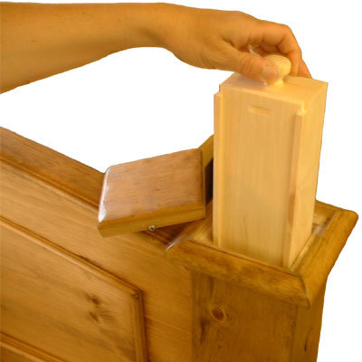 مخبأ في اللوح الأمامي