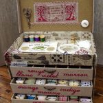 خزانة من الكرتون ذات أدراج لملحقاتها الجميلة