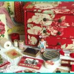 صندوق من الورق المقوى للزينة باللون الأحمر