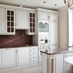 المطبخ الكلاسيكية الكلاسيكية في اللون حليبي