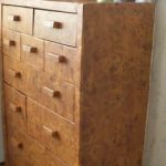 خزانة ذات أدراج أسفل الشجرة من الورق المقوى