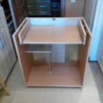 طاولة الكمبيوتر مصنوعة من قصاصات اللوح