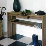 وحدة التحكم مع الرفوف في القاعة