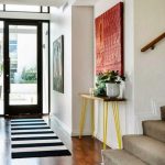 konsolnyj-stolik-ق-metallicheskimi-nozhkami