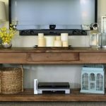 طاولة وحدة التحكم في غرفة المعيشة